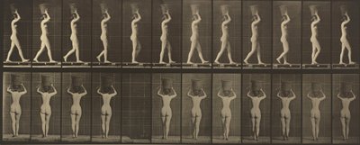 Plaat nummer 34. Lopend en een 15-lb. mand op het hoofd dragend, handen opgeheven,1887 (foto) door Eadweard Muybridge