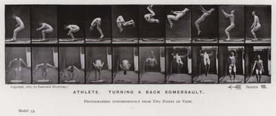 Het menselijk lichaam in beweging: Atleet, maakt een achterwaartse salto (zwart-wit foto) door Eadweard Muybridge