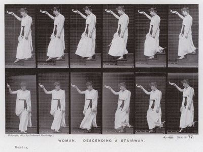 Het menselijk lichaam in beweging: Vrouw, daalt een trap af (zwart-wit foto) door Eadweard Muybridge