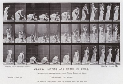Het menselijk lichaam in beweging: Vrouw, tilt en draagt een kind (zwart-wit foto) door Eadweard Muybridge