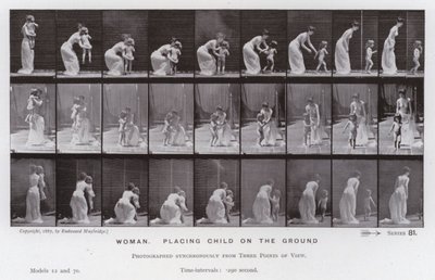 De menselijke figuur in beweging: Vrouw, een kind op de grond plaatsen door Eadweard Muybridge