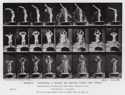 De menselijke figuur in beweging: Vrouw, een kom water over haar hoofd gieten door Eadweard Muybridge