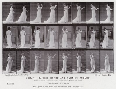 De menselijke figuur in beweging: Vrouw, handen omhoog en ronddraaien door Eadweard Muybridge