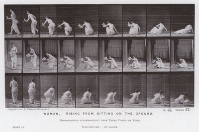 Het menselijk lichaam in beweging: Vrouw, staat op van de grond (zwart-wit foto) door Eadweard Muybridge