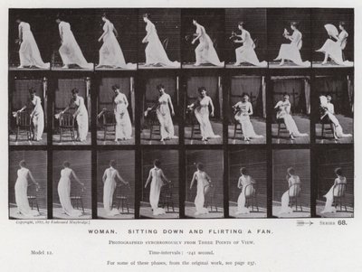 Het menselijk lichaam in beweging: Vrouw, gaat zitten en wuift met een waaier (zwart-wit foto) door Eadweard Muybridge