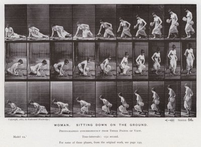 Het menselijk lichaam in beweging: Vrouw, gaat op de grond zitten (zwart-wit foto) door Eadweard Muybridge
