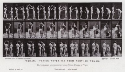 Het menselijk lichaam in beweging: Vrouw, neemt waterkruik van een andere vrouw (zwart-wit foto) door Eadweard Muybridge