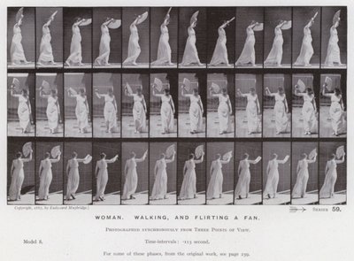 De menselijke figuur in beweging: Vrouw, lopen en met een waaier flirten door Eadweard Muybridge