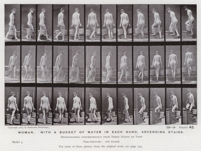 Het Menselijk Lichaam in Beweging: Vrouw, met een emmer water in elke hand, trap oplopend door Eadweard Muybridge