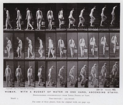 De menselijke figuur in beweging: Vrouw, met een emmer water in één hand, trap oplopend door Eadweard Muybridge