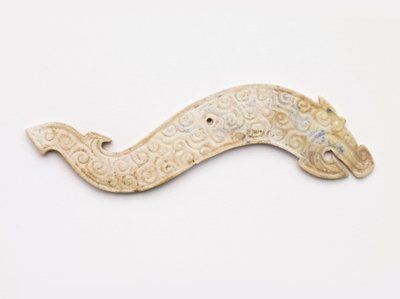 Drakenvormige hanger, 5e-4e eeuw v.Chr. door Eastern Zhou Dynasty Chinese School