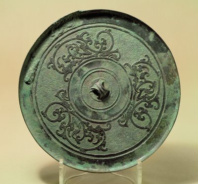 Spiegel met verstrengelde draken, Oostelijke Zhou-dynastie, Periode van de Strijdende Staten, 475-221 v.Chr. door Eastern Zhou Dynasty Chinese School