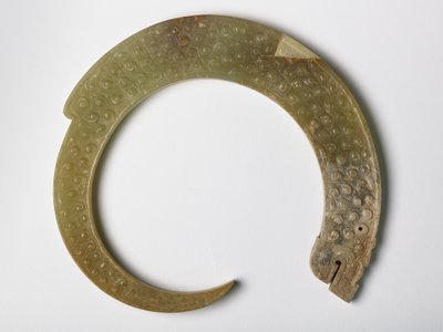 Hanger in de vorm van een krullende draak door Eastern Zhou Dynasty Chinese School