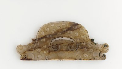 Halfcirkelvormige plaquette met drakenkoppen aan de uiteinden, 5e-4e eeuw v.Chr. door Eastern Zhou Dynasty Chinese School