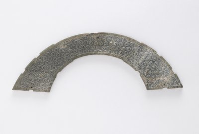 Dunne plaquette gesneden in boog van cirkel, van het type huang, Changsha, Hunan provincie door Eastern Zhou Dynasty Chinese School