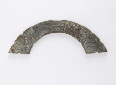 Dunne plaquette gesneden in boog van cirkel, van het type huang, Changsha, Hunan provincie door Eastern Zhou Dynasty Chinese School