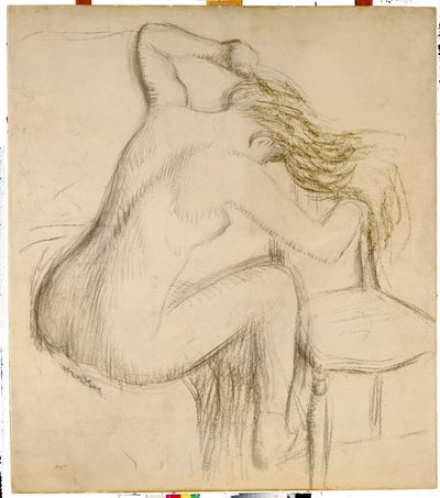 Zittende naakte vrouw die haar haar stylt door Edgar Degas