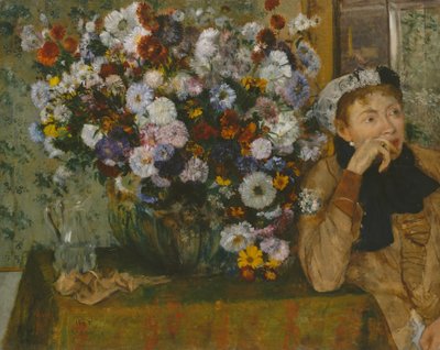 Een vrouw zittend naast een vaas met bloemen door Edgar Degas