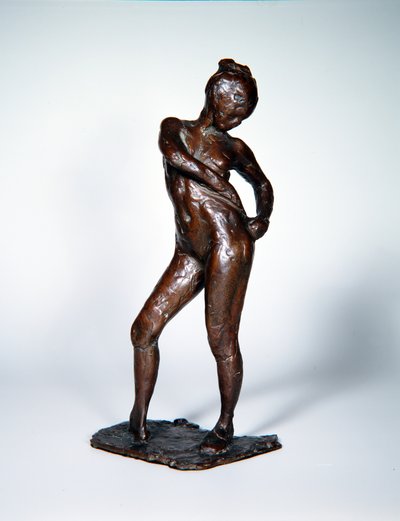 Danser die de touwtjes van haar panty vastmaakt, ca. 1885-90 (brons) door Edgar Degas