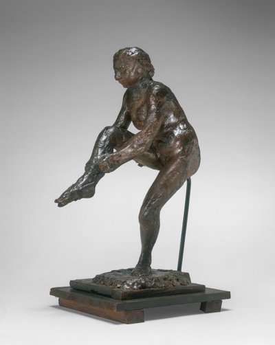 Danseres die haar kous aantrekt door Edgar Degas