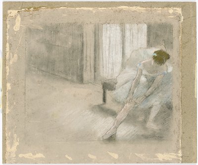 Zittende danseres die haar kous aanpast door Edgar Degas