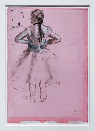 Danser, rugaanzicht, handen op heupen. Rond 1873. Olieverfschilderij op papier door Edgar Degas