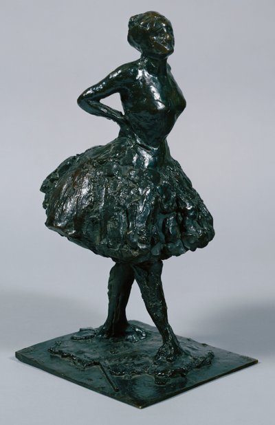 Danseres in Casual Kleding, haar handen op haar heupen, haar rechterbeen naar voren, gegoten c.1919-21 door Edgar Degas