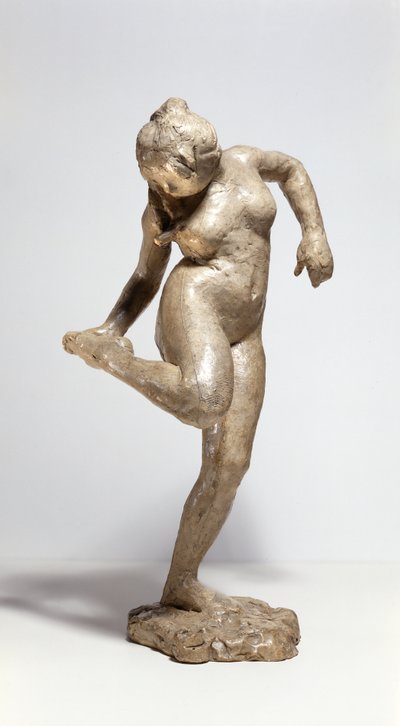 Danseres die naar de zool van haar voet kijkt (gips) door Edgar Degas