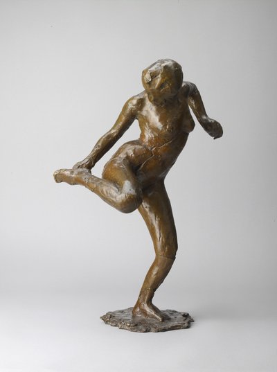 Danseres kijkt naar de zool van haar rechtervoet (brons met een lichtbruine patina. Hol, verloren-was, gegoten) door Edgar Degas