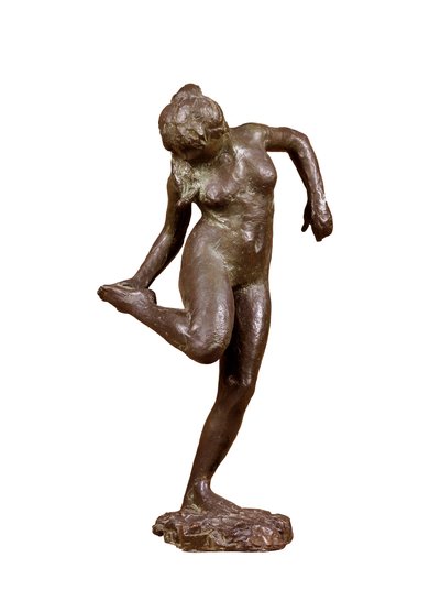 Danseres kijkt naar de zool van haar rechtervoet, ca. 1890 door Edgar Degas