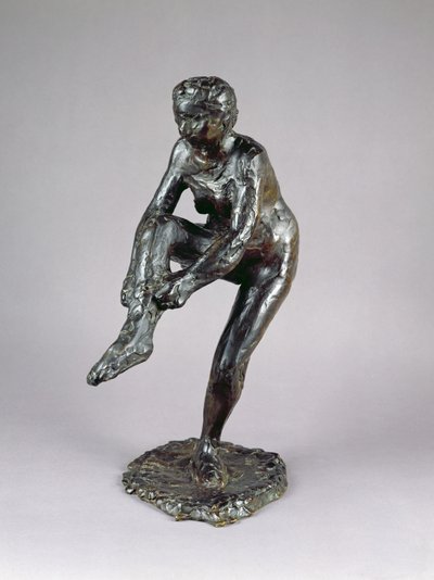 Danseres die haar kousen aantrekt door Edgar Degas