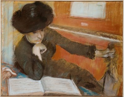 Zittende vrouw voor een piano door Edgar Degas