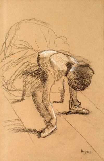 Zittende danseres die haar schoenen aanpast door Edgar Degas