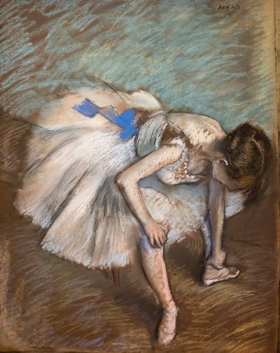 Zittende danser die haar voet masseert. 1881-1883. Pastel op bruin papier geplakt op karton. door Edgar Degas