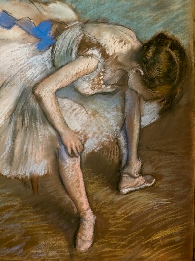 Zittende danseres die de voet masseert (detail) door Edgar Degas