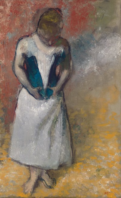 Staande vrouw gezien van voren, haar korset vastmakend door Edgar Degas