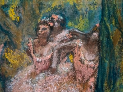 Drie dansers in zalmkleurige rokken (detail). 1904-1906. Pastel op marouflé papier op karton. door Edgar Degas