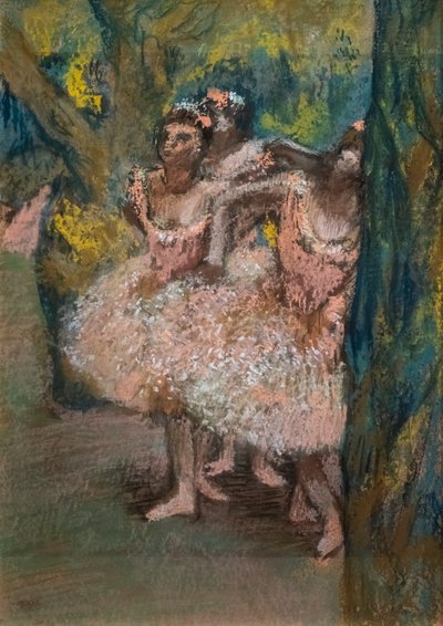 Drie dansers in zalmkleurige rokken. 1904-1906. Pastel op marouflé papier op karton. door Edgar Degas