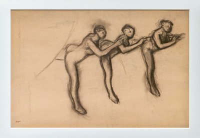 Drie naakte dansers in arabesk. Rond 1892-1895. Houtskool op papier geplakt op karton. door Edgar Degas