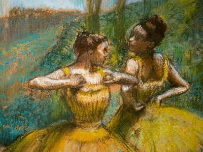 Twee dansers in geel (detail). Rond 1896. Pastel en houtskool op twee stroken papier. door Edgar Degas