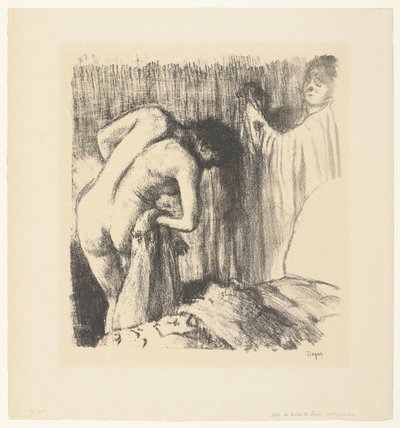 Vrouw droogt zich af na haar bad en krijgt kleding aangereikt van vrouw door Edgar Degas