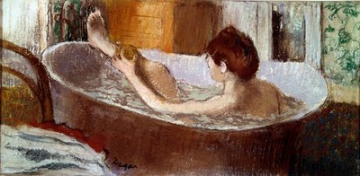 Vrouw in haar bad die haar been afsponst door Edgar Degas