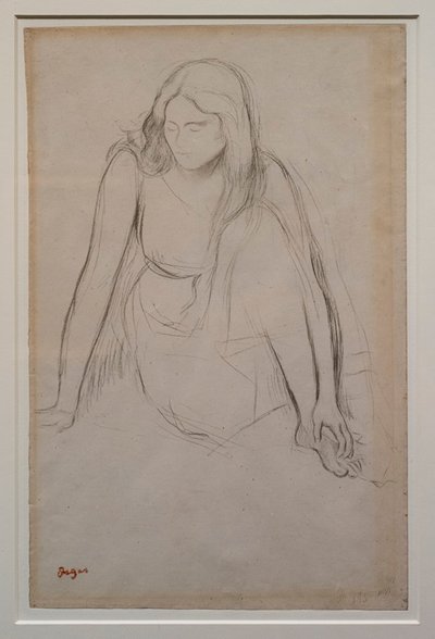 Vrouw zittend aan de waterkant. Rond 1867-1868. Zwart potlood op velijnpapier. door Edgar Degas