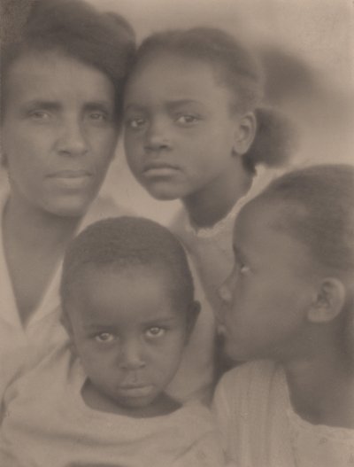 Portret van een familie door Edith R. Wilson