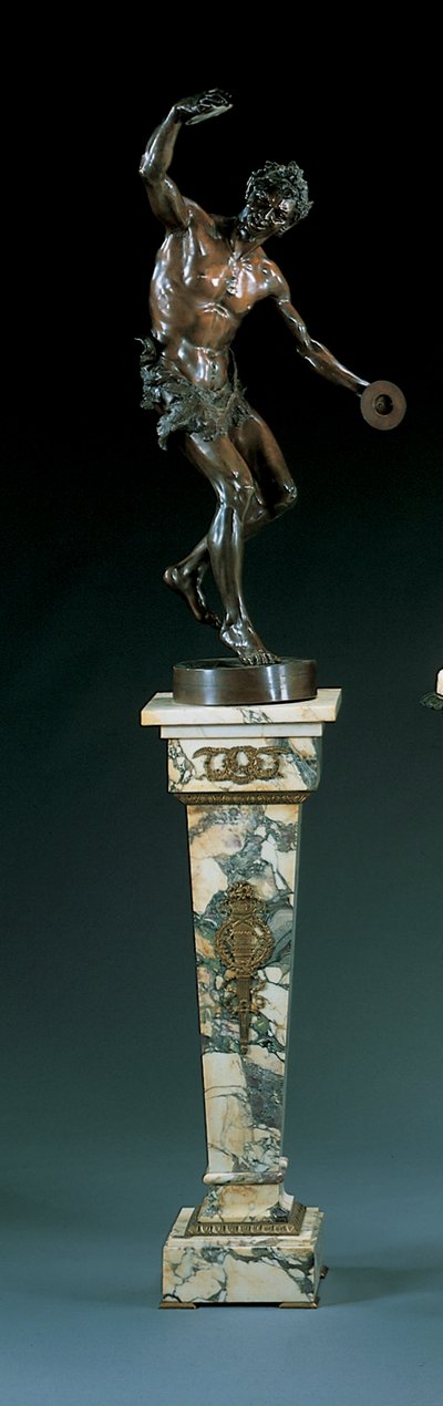 Gegoten naar een model van Goldscheider, gemodelleerd als een dansende sater die de bekkens bespeelt door Edmund Klotz
