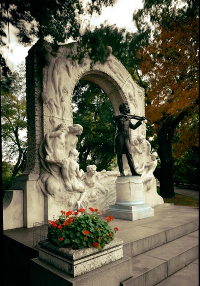 Monument ter ere van de Oostenrijkse componist en dirigent Johann Strauss II (1825-1899). Beeldhouwwerk door Edmund von Hellmer (1850-1935). 1921. Wenen, Stadtpark, Oostenrijk door Edmund Ritter von Hellmer