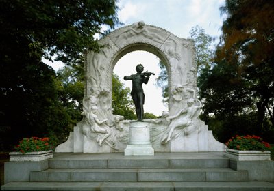 Monument ter ere van de Oostenrijkse componist en dirigent Johann Strauss II (1825-1899). Beeldhouwwerk door Edmund von Hellmer (1850-1935). 1921. Wenen, Stadtpark, Oostenrijk door Edmund Ritter von Hellmer