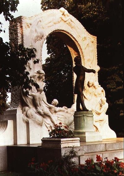 Monument voor de Oostenrijkse componist Johann Strauss de Jongere door Edmund Ritter von Hellmer
