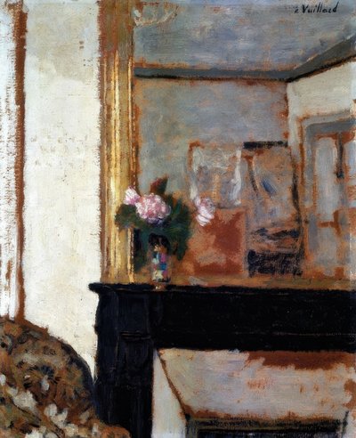 Vaas met bloemen op een schoorsteenmantel door Edouard Vuillard