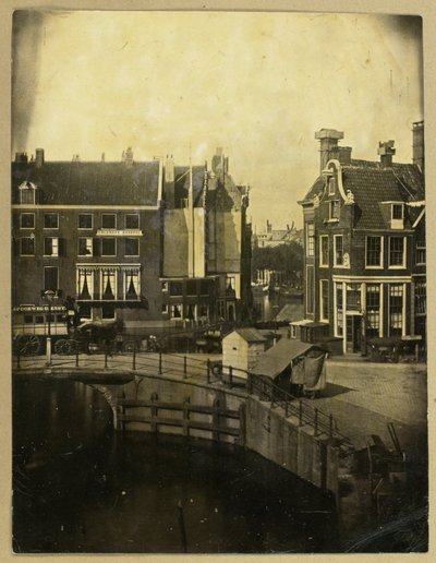 Gezicht op logement Rondeel in Amsterdam vanuit het huis van de fotograaf door Eduard Isaac Asser